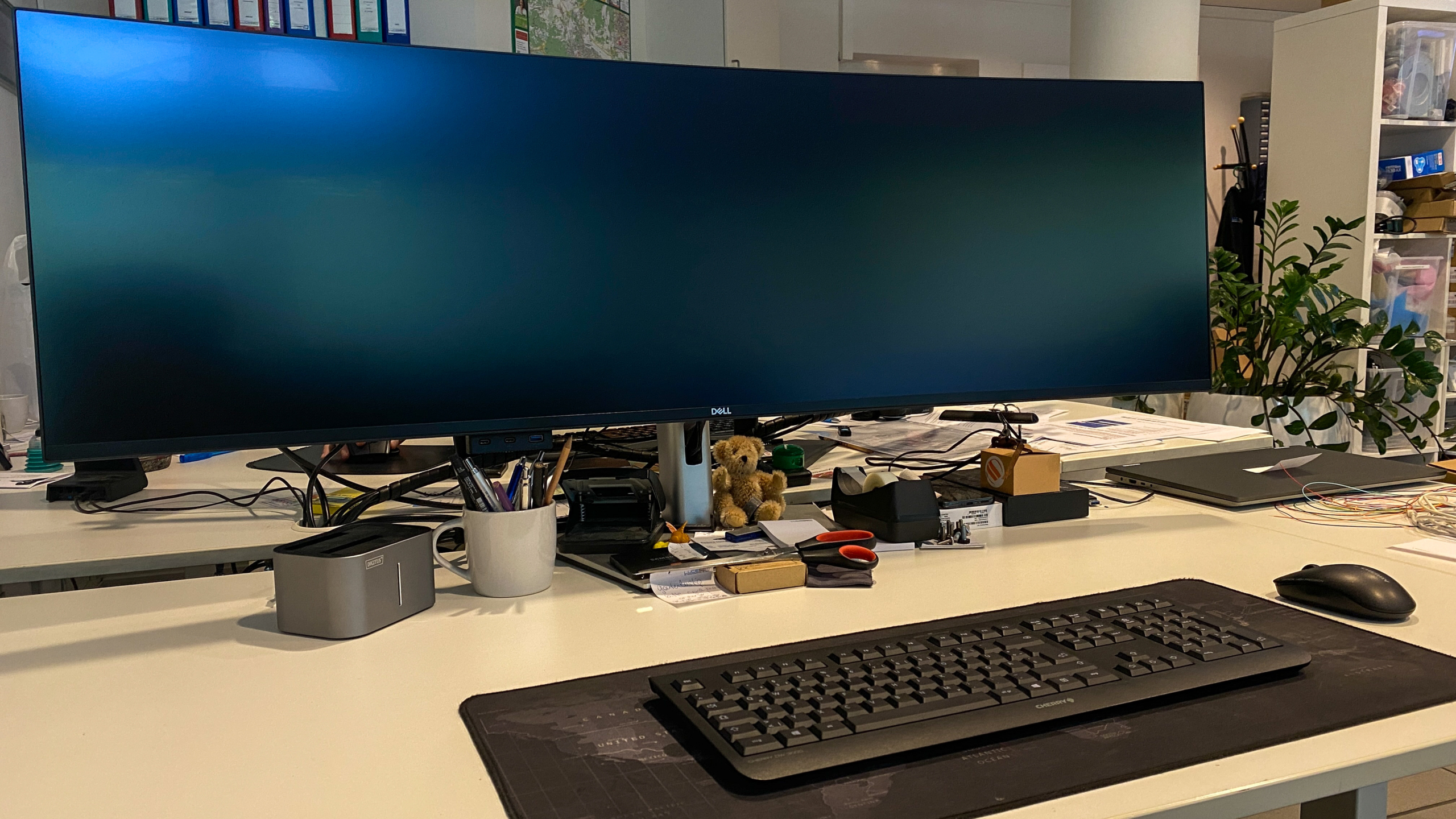 Curved Monitor, Mehrere Bildschirme, Multi-Desktop-Setup, Arbeitsplatzergonomie, Steigerung der Produktivität, Arbeitsleistung